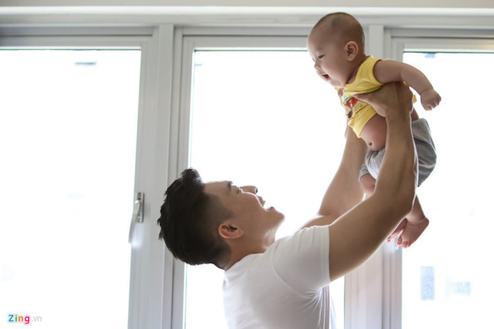Quốc Cơ chia sẻ ngoài thời gian tập luyện và biểu diễn, anh cùng em trai dành trọn vẹn thời gian bên vợ con.