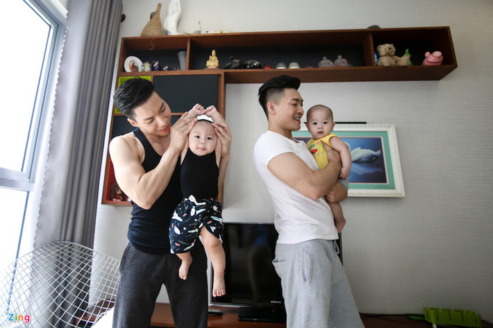 Quốc Nghiệp thực hiện động tác đưa con trai lên cao khiến người ngoài thót tim. Tuy nhiên, anh khẳng định điều đó không nguy hiểm với con. Anh theo sát, tập luyện cho con mỗi ngày nên hiểu con mình thế nào.