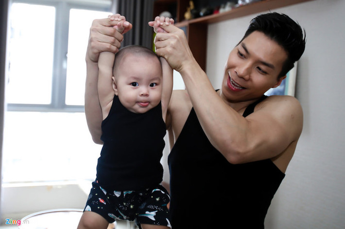 Quốc Nghiệp hy vọng con trai sẽ nối nghiệp mình và anh trai. Mỗi lần ba và bác tập luyện, cậu bé nhìn say sưa, chăm chú. Ca sĩ Ngọc Mai - bà xã Quốc Nghiệp khẳng định: "Nếu con trai có khả năng và đam mê, chúng tôi sẽ ủng hộ con dù nghề xiếc nhiều vất vả và nguy hiểm".