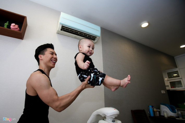 Bé Giang Hùng Tâm mới hơn 6 tháng tuổi nhưng đã tỏ ra có năng khiếu xiếc giống ba. Quốc Nghiệp cho biết anh tập cho con trai từ khi bé mới hơn 2 tháng. Cậu bé tỏ ra thích thú khi được ba nhấc bổng trên tay.