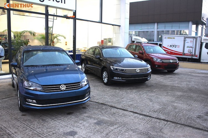 Vào cuối tháng 6 vừa qua, hãng xe Volkswagen tại Việt Nam đã tiến hành công bố giá bán mới cho 2 dòng xe tại Việt Nam là Polo và Touareg. Theo ông Võ Tuấn Anh, Tổng giám đốc mới của VW Việt Nam chia sẻ, động thái giảm giá của Volkswagen là bước đi quan trọng trong việc làm mới hình ảnh thương hiệu Volkswagen tại nước ta.