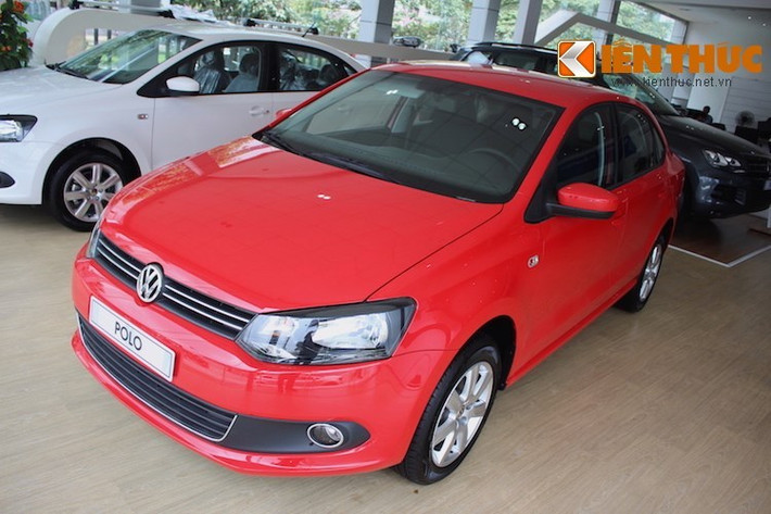 Trong 2 dòng xe này, Polo là dòng xe rẻ nhất của Volkswagen tại thị trường Việt Nam và được giảm 50 triệu đồng, từ 740 triệu xuống còn 690 triệu đồng. Polo là mẫu xe con thuộc phân khúc B tại Việt Nam - tương đương với những dòng xe như Honda City, Toyota Vios/Yaris hay Ford Fiesta.
