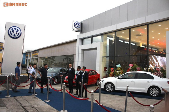 Hiện tại, 3 rào cản lớn nhất của Volkswagen tại Việt Nam là thương hiệu còn khá xa lạ với người dùng, giá bán tương đối cao và mạng lưới dịch vụ còn "mỏng". Tuy nhiên, trong năm nay hãng cũng đã có dự định mở thêm nhiều đại lý từ Bắc vào Nam. Ngoài ra, thời điểm 2018 khi thuế nhập xe từ ASEAN bằng 0 cũng là cơ hội để xe Volkswagen có giá rẻ hơn, do nhiều dòng xe của hãng đang được lắp ráp tại Đông Nam Á.