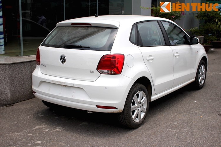 Phiên bản Polo được nhập khẩu về Việt Nam dùng máy TSI 1.6l, phun xăng đa điểm (105 mã lực/153 Nm). Xe được trang bị hộp số tự động 6 cấp. Dù đã giảm giá nhưng với số tiền lên tới gần 700 triệu đồng, cả 2 phiên bản Polo vẫn đắt hơn đa số các đối thủ hạng B tại Việt Nam tới khoảng hơn 100 triệu đồng.