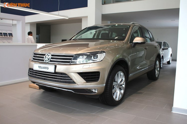 Bên cạnh Polo, dòng xe có giá đắt nhất của Volkswagen tại Việt Nam là mẫu crossover cỡ lớn Touareg cũng có mức giảm mạnh tới 260 triệu, từ 2,889 tỷ xuống còn 2,629 tỷ đồng. Xét về tổng thể, Touareg là một mẫu xe đáng giá khi về cơ bản, chiếc xe sở hữu chung khung sàn giống 2 dòng crossover hạng sang khác tại Việt Nam là Audi Q7 và Porsche Cayenne.