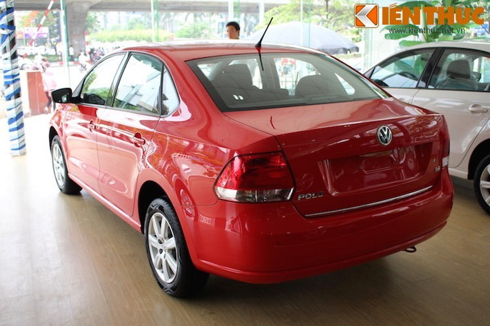Theo phong cách hiện đang được Volkswagen áp dụng, Polo sở hữu thiết kế góc cạnh và nhã nhặn. Các trang bị tiêu chuẩn của chiếc xe tương đương với nhiều mẫu xe hạng B khác như nội thất bọc nỉ, vô-lăng bọc da với nút chỉnh âm thanh, hệ thống âm thanh được tích hợp sẵn 1 cổng USB, jack 3.5 mm và khe cắm thẻ SD...