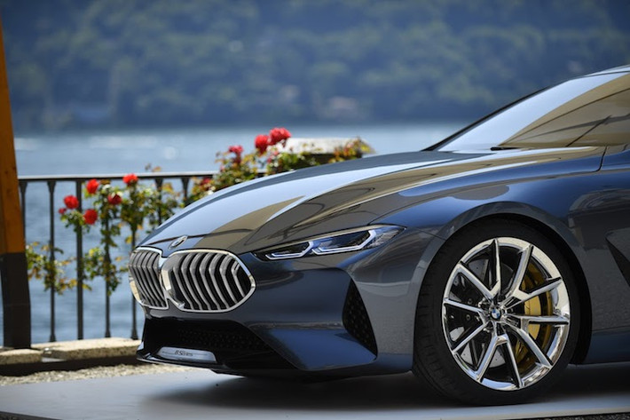 Ở phía trước, 8 Series Concept nổi bật và mạnh mẽ với cụm lưới tản nhiệt hình bầu dục đặc trưng của BMW với kích thước lớn và hình dáng góc cạnh hơn, tương tự như chiếc X2 Concept được giới thiệu tại triển lãm Paris 2016. Cùng với cặp đèn LED mỏng và nắp ca-pô nhiều gân nổi, 8 Series Concept mới có "bộ mặt" vừa hiện đại, vừa mạnh mẽ.