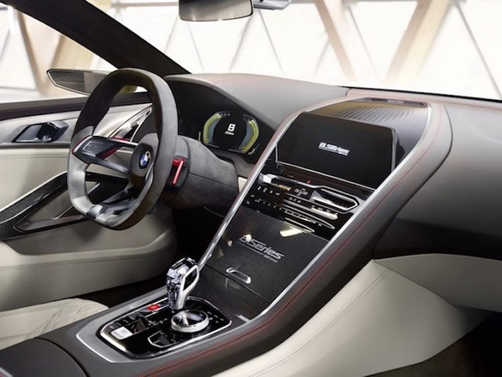 Ở bên trong, nội thất của 8 Series mới cũng hơi có một chút khác biệt so với phong cách thiết kế đang được BMW đang sử dụng. Vẫn hướng tới người lái nhưng nội thất của xe tối giản hơn, hiện đại hơn. Bảng điều khiển trung tâm của 8 Series được làm từ sợi carbon, với khu vực điều khiển rút gọn và một màn hình LCD lớn.