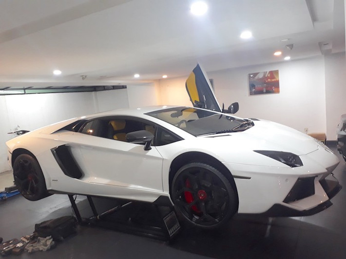 Kể từ khi hãng siêu xe Lamborghini chính thức bước chân vào thị trường Việt Nam, mới chỉ có duy nhất một chiếc Lamborghini Aventador LP700-4 "hàng khủng" được bán ra. Chiếc xe này có màu trắng Bianco Avus và đã được đưa về Việt Nam từ cuối năm 2014.