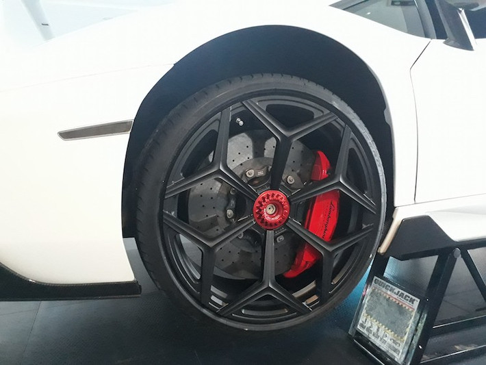 Việc lắp mâm NV-1 vào Aventador thường không đơn thuần chỉ là tháo mâm cũ và lắp mâm mới, do mâm được bắt vào moay-ơ xe bằng 5 ốc vít kiểu truyền thống. Trong khi đó, mâm NV-1 vốn được thiết kế dành cho Aventador SV lại chỉ sử dụng một ốc bắt lớn ở trung tâm giống như xe đua.