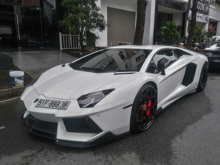 Khi mới về nước, chiếc Aventador có giá chính hãng 26 tỷ đồng. Sau khi được giảm giá, chiếc xe đã "chỉ" còn 22 tỷ đồng và được đại gia siêu xe Sài Gòn đưa về. Tuy nhiên với những chi tiết độ mới và biển số "đại phát tài" 888.38, chủ xe nhiều khả năng đã phải bỏ thêm số tiền lên tới tỷ đồng cho chiếc Aventador chính hãng này.