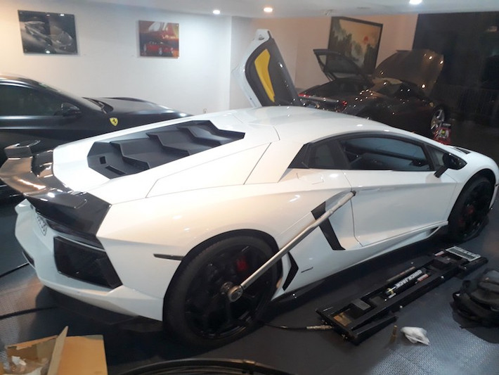 Trước chiếc xe này, đã từng có 2 chiếc Aventador nhập khẩu tư nhân khác về Việt Nam vào năm 2012. Trong một khoảng thời gian dài, chiếc xe đã được trưng bày tại showroom Lamborghini ở Hà Nội trước khi được bán cho một đại gia sống tại quận 7 Sài Gòn vào khoảng đầu hè 2016.