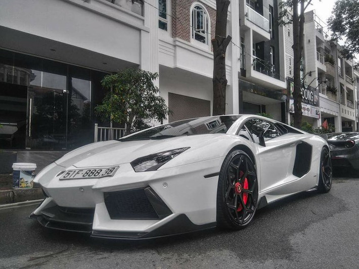Trước đó, chiếc Aventador LP700-4 này cũng đã được trang bị bộ kit khí động học từ sợi carbon của hãng Vorsteiner với các chi tiết như ốp bodykit và cánh đuôi. Như vậy, hiện nó đang là chiếc Aventador sở hữu nhiều cái "đầu tiên" và "khủng" nhất Việt Nam: nhập chính hãng đầu tiên, độ mâm đầu tiên và độ "khủng" nhất Việt Nam tính tới thời điểm này.