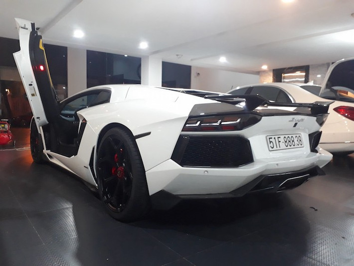 Để có thể lắp được mâm vào Aventador thường, chủ xe đã phải mua thêm một bộ chuyển từ moay-ơ 5 lỗ sang ốc bắt trung tâm chính hãng Lamborghini. Sau khi độ mâm xong, bộ mâm NV-1 đã khiến chiếc Aventador trở nên hấp dẫn hơn nhiều và trở thành chiếc xe đầu tiên thuộc dòng này được độ mâm tại Việt Nam.