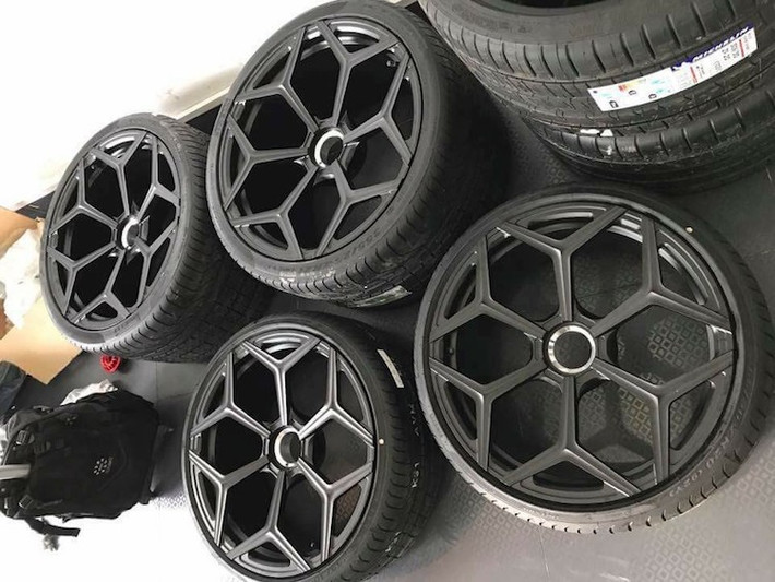 Bộ mâm được chủ xe lựa chọn là loại NV1 với đường kính 20 inch ở bánh trước và 21 inch ở bánh sau. Với thiết kế hoa tuyết độc đáo, bộ mâm này là sự hợp tác giữa hãng độ siêu xe Đức Novitec Rosso và công ty mâm "hàng thửa" Mỹ Vossen, vốn được thiết kế dành cho bản độ mẫu siêu xe hiệu năng cao Aventador SV mang tên gọi Torado.