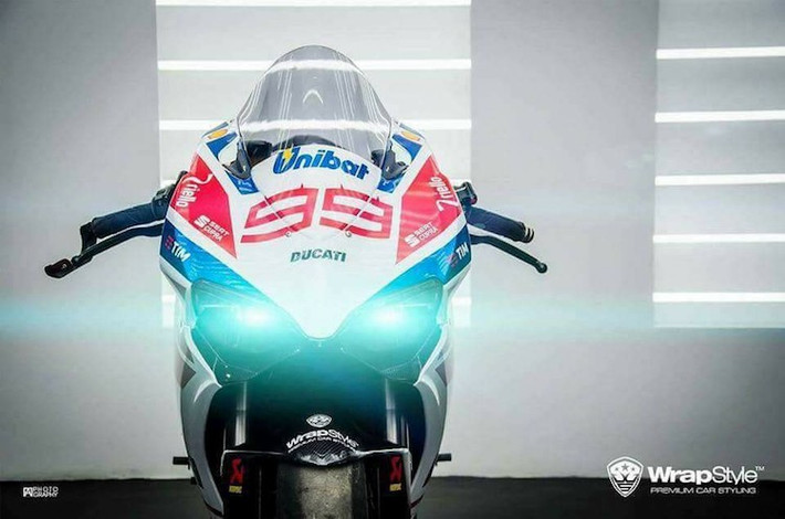 Hiện đã có số lượng khá lớn tại Việt Nam, chính vì vậy những chiếc Ducati 959 Panigale đã "đụng hàng" khá nhiều. Để khiến chiếc 959 của mình trở nên độc đáo và thể thao hơn, một biker Việt đã dán tem trùm cho toàn bộ thân xe theo phong cách MotoGP và thay cho xe cặp lốp trơn không vân.