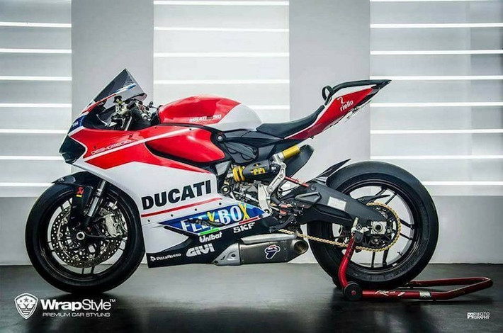 Ý tưởng của bộ tem này được lấy từ chính mẫu xe đua Ducati Desmosedici 2017, hiện đang thi đấu tại giải MotoGP. Ở phía trước phần đầu xe có con số 99 quen thuộc của tay đua Jorge Lorenzo - "Lính cũ" vốn thi đấu cho Yamaha. Kể từ mùa giải 2017, Jorge Lorenzo đã "đầu quân" cho đội đua Ducati.