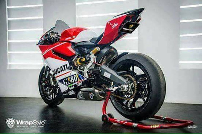Tại thị trường Việt Nam, Ducati 959 được bán với 2 màu sắc là đỏ hoặc trắng mờ. Xe được Ducati Việt Nam nhập khẩu nguyên chiếc từ Thái Lan hoặc Ý, với giá bán lần lượt là 591,9 và 849,6 triệu đồng.