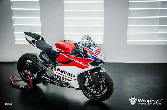 Về thiết kế, 959 Panigale dựa trên cơ sở "đàn anh" 1299 Panigale, với điểm khác biệt lớn nhất là bộ gắp đôi phía sau và mâm đúc 5 cây, thay vì mâm 3 chữ Y và gắp đơn. Ngoài ra, chiếc xe còn sử dụng phuộc trước USD Showa thay vì Ohlins, bảng đồng hồ đơn sắc và một số điểm khác biệt khác.