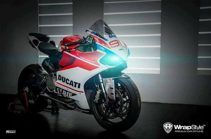 Mẫu xe môtô Ducati 959 Panigale không chỉ là phiên bản nâng cấp từ chiếc 899, mà còn đồng thời cung cấp cho khách hàng một mẫu xe có thiết kế tương tự như dòng 1299 Panigale cao cấp nhất, nhưng có giá hợp lý hơn. Vào tháng 6/2016, mẫu xe này đã xuất hiện lần đầu tại triển lãm Audi Progressive tại Hà Nội.