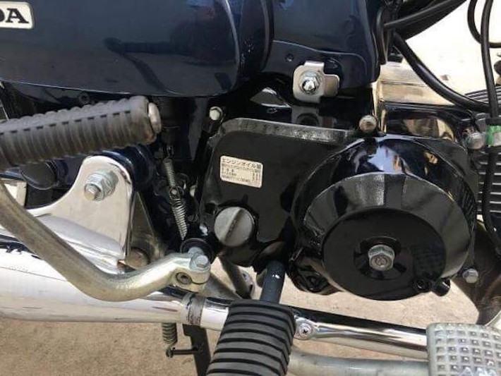 Mang bóng dáng của chiếc Super Cub huyền thoại, nhưng Honda Cub FI 50 phiên bản mới vẫn được trang bị động cơ SOHC 50 cc xi-lanh đơn. Nó chỉ khác hơn so với những người anh em của mình là thêm bộ đề và hệ thống phun xăng điện tử hiện đại.