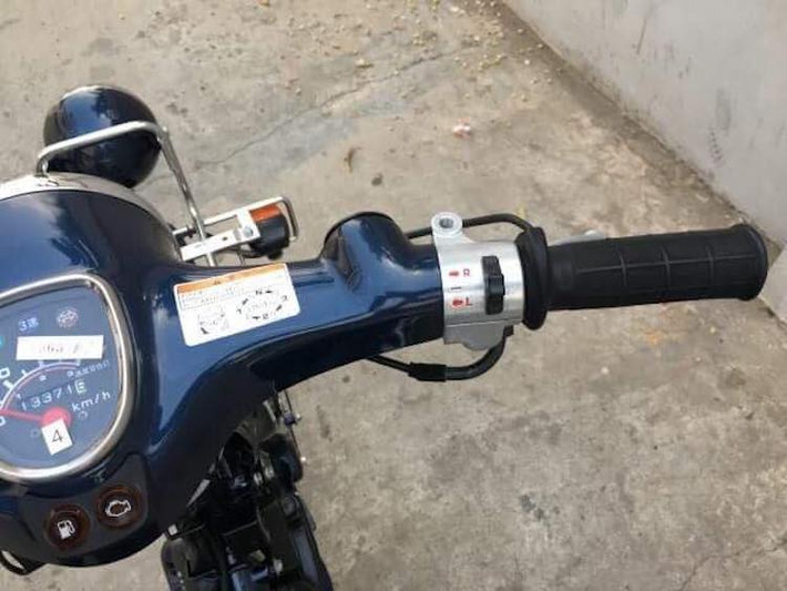 Chiếc Super Cub FI này cũng đã được trang bị bộ sưởi tay lái - một phụ kiện "cực độc" của Super Cub tại Nhật - nơi có khí hậu lạnh vào mùa đông. Bộ sưởi tay lái chính hãng Honda này có 2 cấp độ nhiệt cao-thấp, phù hợp với từng điều kiện thời tiết khác nhau bằng công tắc riêng bên cùm phải.