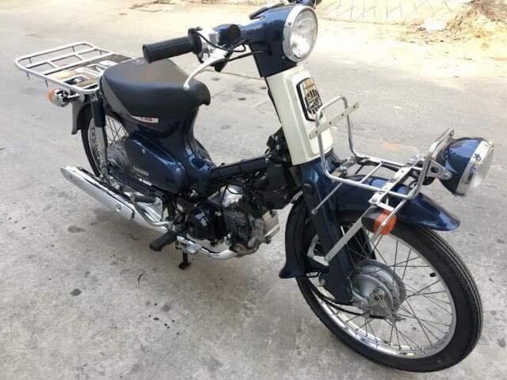 Với một loạt các phụ kiện chính hãng, sự tiện dụng của chiếc Honda Super Cub hàng độc này càng trở nên tăng cao hơn. Ở phía trước, để đối phó với các điều kiện đường sương mù hay bão tuyết, chiếc xe đã được trang bị bộ baga lớn hơn và lắp thêm một chóa đèn chiếu sáng tăng cường. Bên cạnh đó, dàn xi-nhan nguyên bản trên tay lái cũng đã được chuyển xuống cạnh đèn pha phụ.