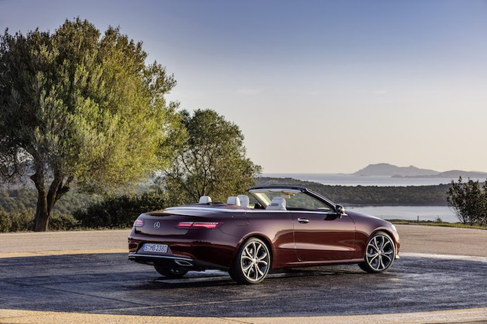 Đương nhiên, khác biệt lớn nhất của chiếc xe so với phiên bản coupe đó là E-Class Cabriolet được trang bị mui xếp mềm bằng vải bạt. Bộ mui này có thể đóng mở chỉ trong 20 giây ở tốc độ dưới 50 km/h. Khi gập mui, khoang hành lý của xe bị giảm thể tích xuống còn 310 mm thay vì 385 mm như khi mở mui.