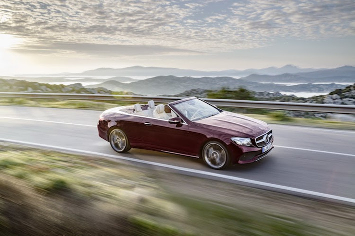Ở các thị trường khác, E-Class Cabriolet sẽ có đầy đủ các bản động cơ như dòng E-Class Coupe. Khi ra mắt, Mercedes E-Class thế hệ mới sẽ có tổng cộng 4 phiên bản tại châu Âu là E220d (động cơ 4 xi-lanh 2.0l 191 mã lực), E200 với máy xăng 181 mã lực, E300 có động cơ như E200 nhưng nâng công suất lên 242 mã lực và 2 phiên bản như thị trường Mỹ.
