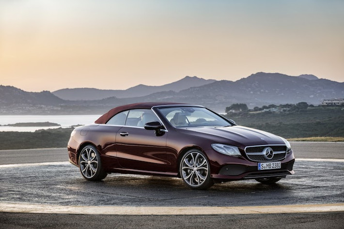 Với sự xuất hiện của phiên bản mui trần Mercedes E-Class Cabriolet, dòng xe sang Mercedes E-Class thế hệ mới đã chính thức hoàn thành với đầy đủ các phiên bản thân xe khác nhau, bên cạnh sedan, wagon, coupe và bản địa hình All Terrain. Bên cạnh đó, loạt xe mui trần của Mercedes cũng đã đầy đủ "bộ ba" C-E và S-Class Cabriolet.