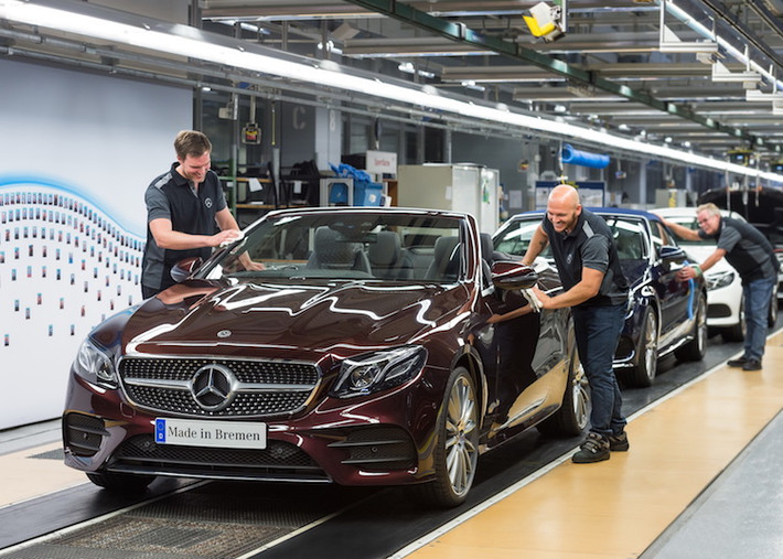 Là phiên bản cuối cùng của dòng xe sang hạng trung E-Class thế hệ mới, mẫu xe Mercedes E-Class Cabriolet mui trần đã được đưa lên dây chuyền sản xuất hàng loạt để chuẩn bị giao tới tay khách hàng. Việc sản xuất E-Class Cabriolet được thực hiện tại nhà máy Mercedes ở Bremen, Đức với hơn 12.500 công nhân.