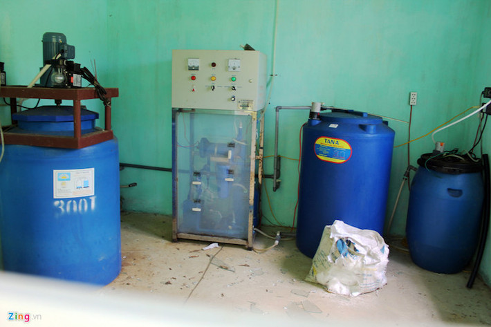 Hệ thống máy móc bên trong các khu nhà đã ngừng hoạt động sau thời gian dài không được đưa vào vận hành.