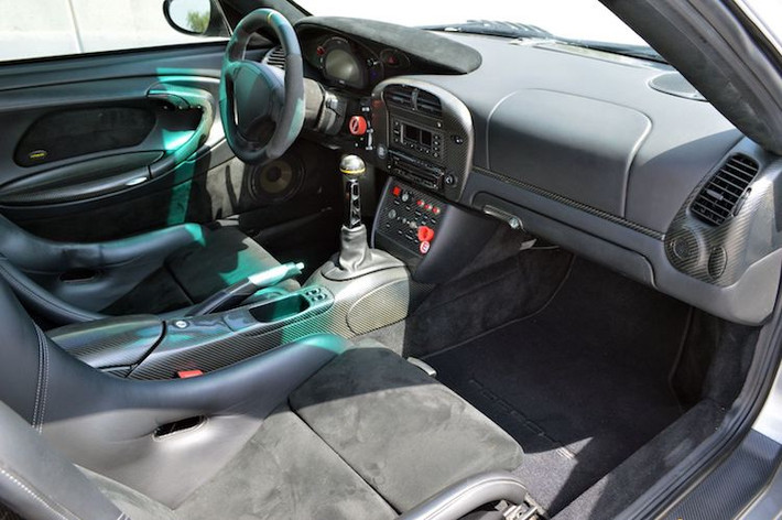Theo phong cách xe đua, bảng đồng hồ nguyên bản của 911 GT2 cũng đã được thay bằng đồng hồ điện tử đa thông tin của Motec, trong khi bảng điều khiển trung tâm của xe chỉ còn lại những nút bấm kích hoạt các chức năng quan trọng nhất. Cần số trên xe cũng được độ lại để tay đua chuyển số nhanh hơn.