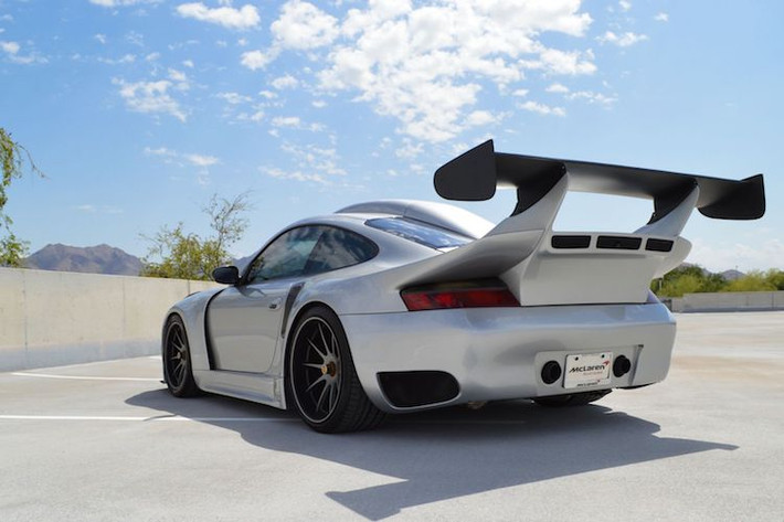 Lấy cảm hứng từ những chiếc xe đua Porsche 935 trước đây, phần đuôi của chiếc 911 GT2 cũng đã được "thửa" lại bằng cách vuốt dài ra phía sau và đi kèm với một cánh đuôi cực lớn bằng sợi carbon. Cản sau nguyên bản trên 911 GT2 đã được chỉnh sửa nhẹ với ống xả kép nằm trong hốc biển số.