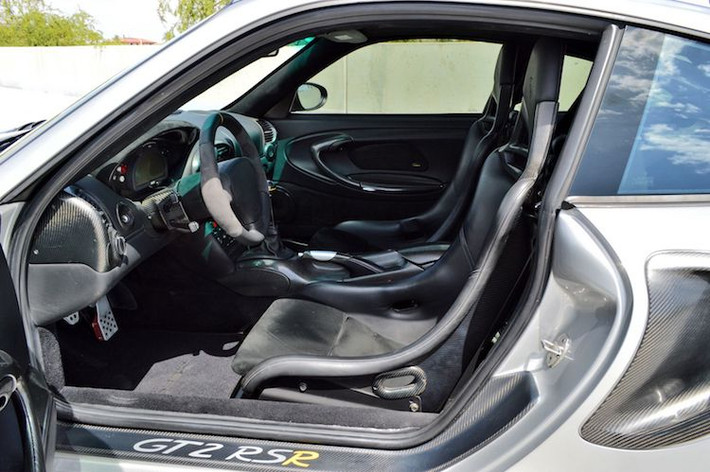 Trên bản độ này, gần như toàn bộ các panel ngoại thất của chiếc 911 GT2 đã đều được "chế cháo" lại. Trong khi đó, bên trong nội thất của chiếc xe cũng đã được độ lại, dù không "mạnh tay" bằng. Thay vì cặp ghế chỉnh điện bình thường, chiếc xe đã được trang bị ghế ngồi thể thao tối giản với khung bằng sợi carbon. Phía sau ghế ngồi là bộ khung thép gia cố cho thân xe.