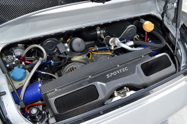 Những nâng cấp "khủng" nhất trên chiếc 911 GT2 này đều hội tụ ở bên dưới nắp máy, khi khối động cơ 6 xi-lanh nằm ngang 3.6l tăng áp kép của chiếc xe đã được độ "hết bài" bởi các phụ tùng từ những hãng độ tên tuổi nhất. Sau khi độ lại, chiếc xe đã có công suất lên tới hơn 1000 mã lực - ngang với nhiều siêu xe hàng đầu Thế giới hiện nay.