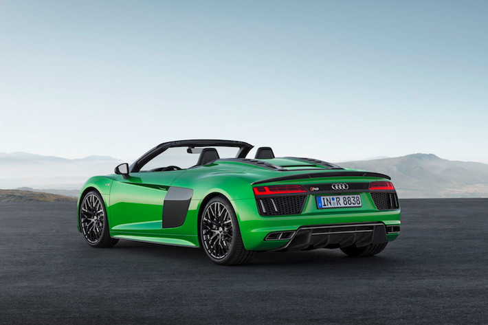 R8 Spyder Plus mới vẫn sử dụng kết cấu mui gập mềm có khả năng giấu gọn vào khoang chứa phía sau người lái, trên động cơ. Bộ mui này chỉ mất 20 giây để đóng mở và có thể hoạt động dưới tốc độ 50 km/h. Cửa kính phía sau của chiếc xe có thể điều khiển độc lập, đồng nghĩa người lái có thể hạ nó xuống ngay mui đang đóng.