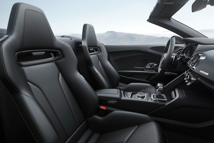 Các chi tiết thiết kế còn lại của R8 Spyder, bao gồm cả nội thất hoàn toàn giống như R8 Coupe. Xe có bảng điều khiển tối giản, bảng đồng hồ kỹ thuật số Virtual Cockpit và những chiếc ghế bọc da chần chỉ vân con thoi sang trọng. Đương nhiên, với bộ mui xếp mới, R8 Spyder sẽ có thêm một nút bấm đóng mở mui trên bệ điều khiển trung tâm bằng sợi carbon.