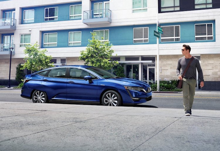 Tại Mỹ, Honda Clarity phiên bản chạy điện sẽ được bán ra từ tháng 8/2017 tại 2 bang California và Oregon dưới dạng trả góp 3 năm. Khách hàng sẽ phải trả trước 1730 USD (tương đương gần 40 triệu đồng) và sau đó tiếp tục trả 269 USD/tháng (tương đương hơn 6 triệu đồng). Mỗi năm, người mua xe sẽ được chạy tối đa 32.186 km.