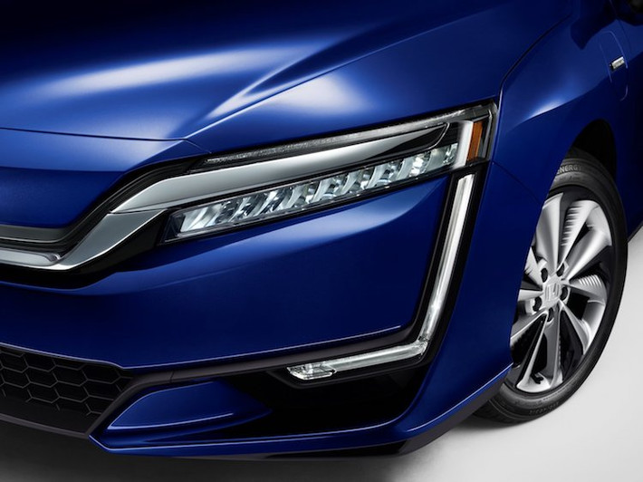 Vốn trước đây được tạo ra nhằm cạnh tranh với mẫu xe hydro của đối thủ Toyota Mirai, Honda Clarity thiết kế giản dị và thực tế hơn. Phần đầu xe mang phong cách thiết kế sắc sảo mới nhất của Honda, trong khi đuôi xe có vòm mái kéo rất dài về phía sau giống chiếc Civic sedan mới.