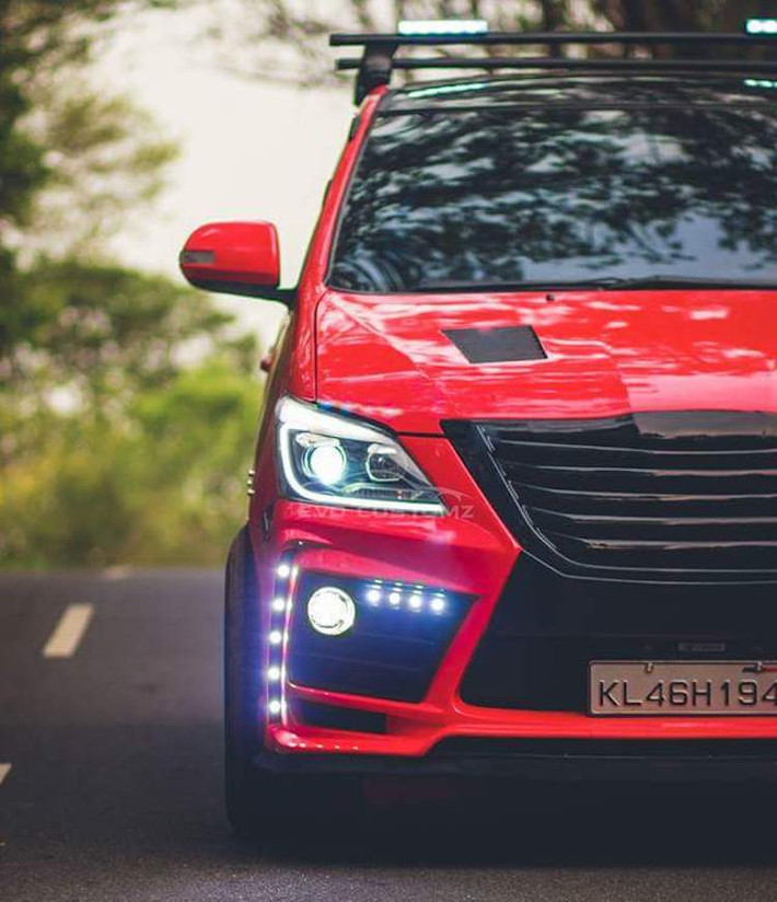 Trên gói độ bodykit cho Innova của Evo Customz, điểm nổi bật nhất của chiếc xe là phần cản trước được thiết kế lại với các đường nét góc cạnh và dàn đèn sương mù cùng đèn định vị LED. Kết hợp với lưới tản nhiệt sơn đen bóng, chiếc xe đã có phần đầu gợi nhớ tới mẫu SUV cỡ lớn Lexus LX570 phiên bản mới.