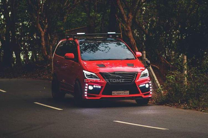 Ra mắt từ năm 2004, mẫu xe Toyota Innova là một thành công lớn của hãng xe Nhật tại các thị trường đang phát triển. Tuy nhiên phải tới thế hệ Innova thứ 2 ra mắt vào năm 2015, dòng xe này mới có thiết kế ấn tượng và trang bị tiện nghi hơn. Do giá Innova thế hệ đầu tiên hiện đang rất rẻ, chính vì vậy nhiều chủ xe đã bắt đầu "mạnh dạn" độ lại chúng hơn.
