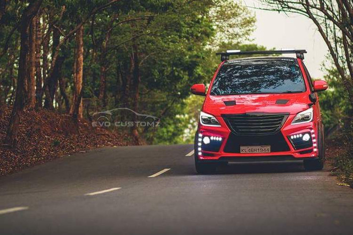 Bên cạnh "dàn ngoài" phong cách Lexus, Evo Customz vẫn giữ nguyên hệ động lực nguyên bản của Innova đời đầu. Tại Ấn Độ, dòng xe này chỉ có duy nhất phiên bản động cơ 2.5l 4 xi-lanh với công suất 102 PS và mô-men xoắn cực đại 200 Nm, kết hợp hộp số sàn 5 cấp và hệ dẫn động cầu sau.