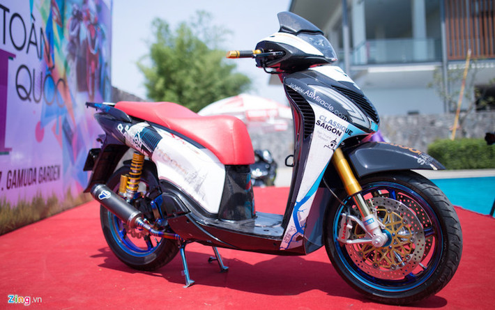 Chiếc xe ga Honda SH nhập Italy thuộc đời cuối 2011 đầu 2012 thuộc sở hữu của biker Châu Lâm Dương, sống tại TP.HCM. Cùng với chiếc Exciter biển ngũ quý 1, chiếc SH độ dàn áo và đồ chơi hàng hiệu xuất hiện ở ngày hội SH toàn quốc ở Hà Nội cách đây ít ngày.