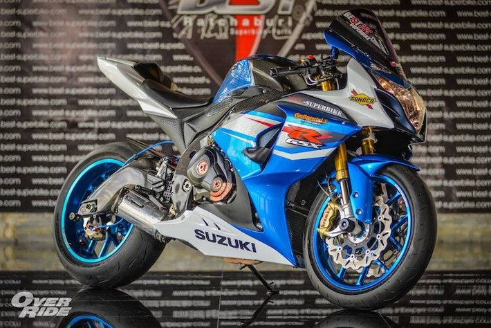 Tại Việt Nam, khi lựa chọn một mẫu siêu môtô 1000 cc, những sự lựa chọn mà các biker hay nghĩ tới nhất là Honda CBR1000RR, Yamaha R1 hay các dòng xe tới từ châu Âu. Tuy nhiên trên Thế giới, các thế hệ siêu môtô Suzuki GSX-R1000 rất được ưa chuộng do có giá bán rẻ nhưng sở hữu hiệu năng rất tốt.