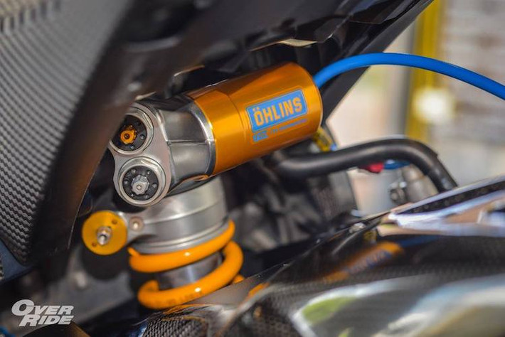 Cùng với cây phuộc Ohlins TTX36 ở phía sau, "combo" phuộc trước, lốp và trợ lực đã khiến cho cảm giác lái của GSX-R1000 trở nên chính xác hơn. Sức mạnh của động cơ được truyền tới bánh sau thông qua hệ xích tải Driven, với điểm nhấn là xích trùng màu xanh như thân xe.