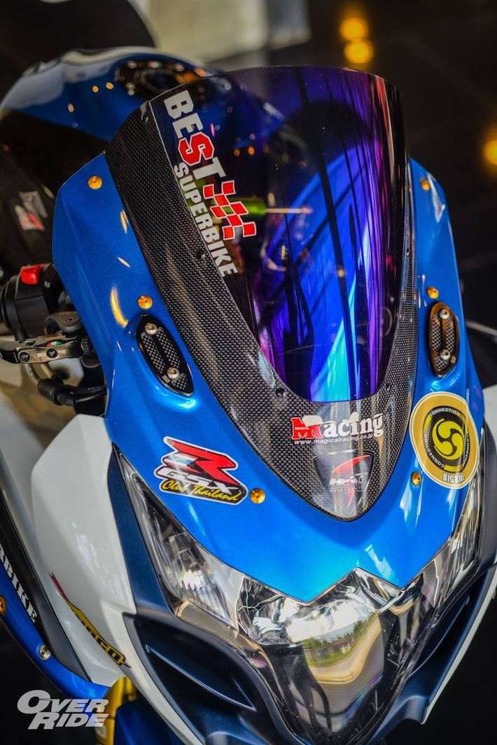 Ở phía trước, ngoại hình của chiếc GSX-R1000 đã giống với một siêu môtô đua hơn khi được bỏ đi 2 gương chiếu hậu lớn nguyên bản. Che 2 bên lỗ bắt gương nguyên bản là cặp pad nhôm của Yoshimura, trong khi kính chắn gió "zin" của chiếc xe cũng đã được thay thế bằng kính Magical Racing chống lóa.