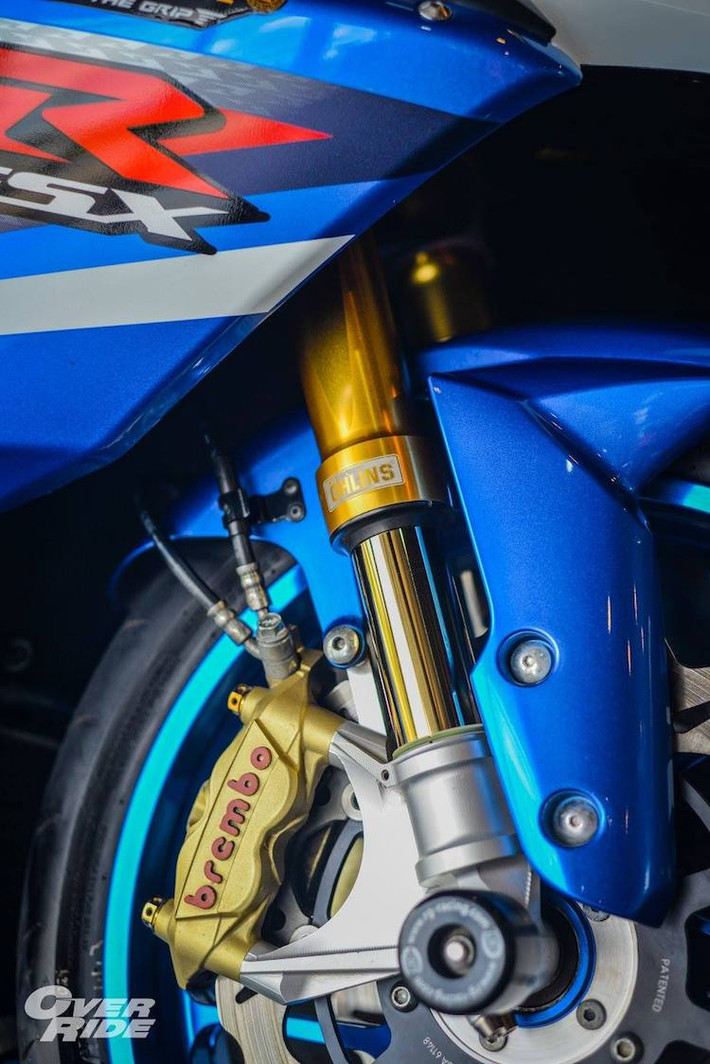Hệ thống phanh trước Brembo nguyên bản của GSX-R1000 vốn đã có chất lượng khá tốt, chính vì vậy Best Superbike chỉ nâng cấp với đĩa Galfer và dây dầu Earl's. Tuy nhiên, toàn bộ dàn phuộc trước của chiếc xe đã được nâng cấp khá "khủng" bằng cặp phuộc USD Ohlins FGRT200 như xe đua. Cặp chống đổ trục R&G hạn chế hư hại cho "dàn chân" trước của xe khi tai nạn.