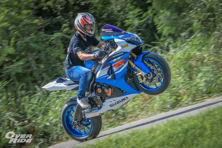 Chiếc superbike Suzuki GSX-R1000 đời 2013 thuộc thế hệ trước đã được "cập nhật" lại bằng một loạt phụ tùng nâng cấp để có hiệu năng tương đương với những dòng siêu môtô mới hiện nay.
