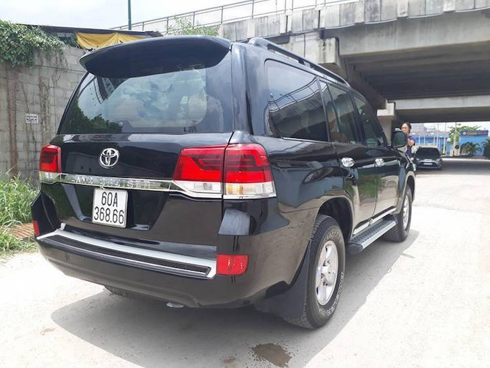 Sau khi hoàn thiện, chiếc Land Cruiser J100 đời cũ đã có ngoại hình giống tới 95% so với đời mới, khi mọi chi tiết thân vỏ đã được phối ghép hoàn hảo. Vốn có bánh dự phòng nằm ở cửa sau, xưởng độ cũng đã di chuyển chi tiết này xuống dưới gầm/ Hai bên thân xe được "là mượt", đồng thời các khe gió ở cột D của Land Cruiser 100 cũng được lấp kín.